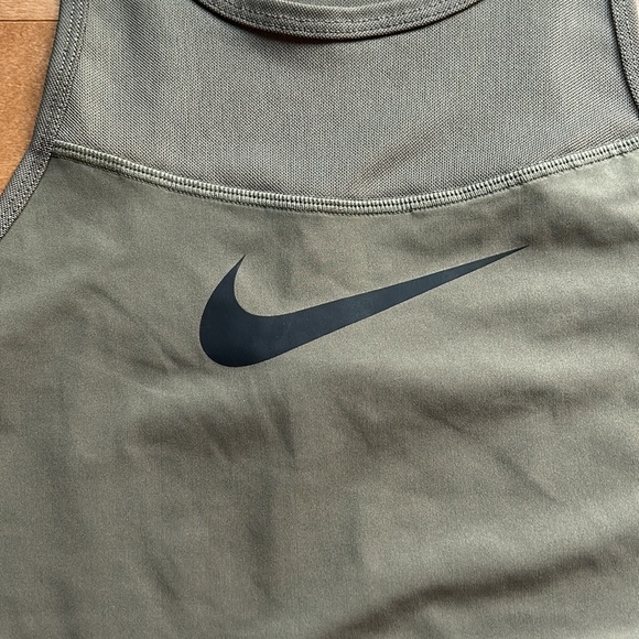 Nike Pro Cropped Training Tank - Picture 4 of 8